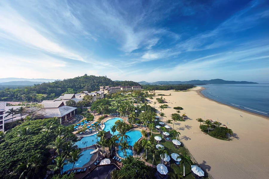 Enjoy the beach from your luxury resort - Shangri La Rasa Ria | Photo credit: www.shangri-la.com