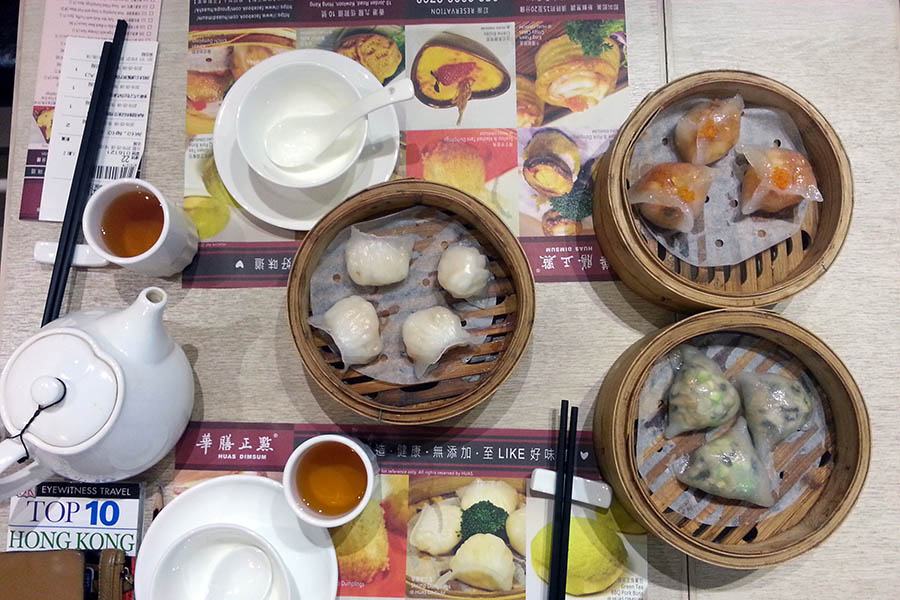 Dim Sum, gefüllt mit Fleisch, Fisch, Meeresfrüchten oder Gemüse, traditionell zu Mittag gereicht