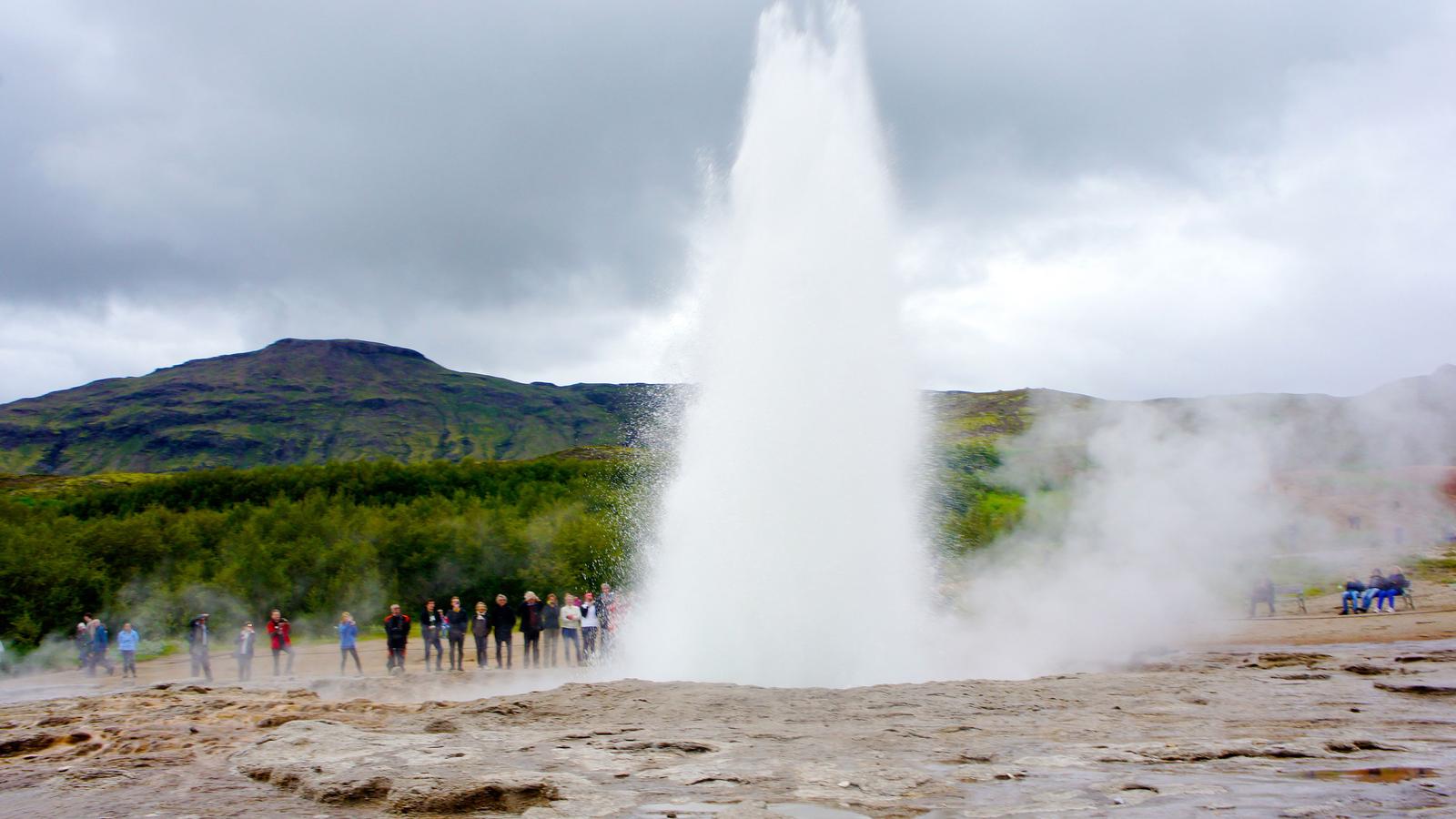 image_icelandwaterfallshotspringshikingvolcaniclandscapes