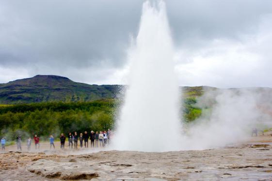 image_icelandwaterfallshotspringshikingvolcaniclandscapes