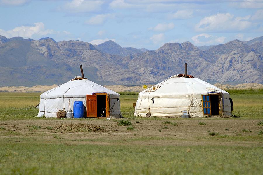 mongolia_steppe_yurts