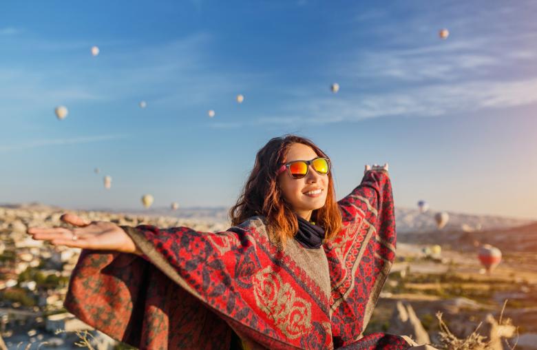 900x600-girl-with-hot-air-balloons