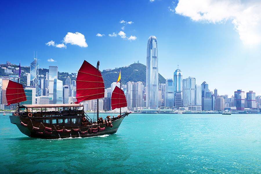 A junkboat in Victoria Harbour, Hong Kong | Hong Kong Travel Guide